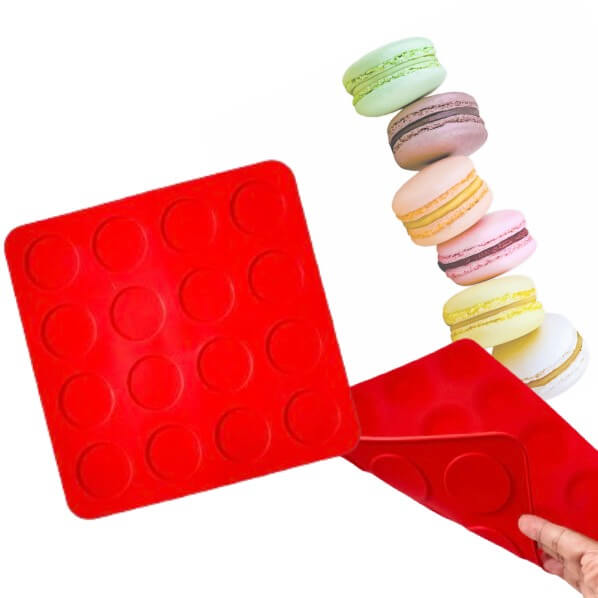 Tapis silicone carré rouge 16 macarons, qualité alimentaire, résistant au four, micro-ondes et congélateur.